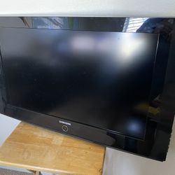 Samsung TV 32” 720p HD LCD Television