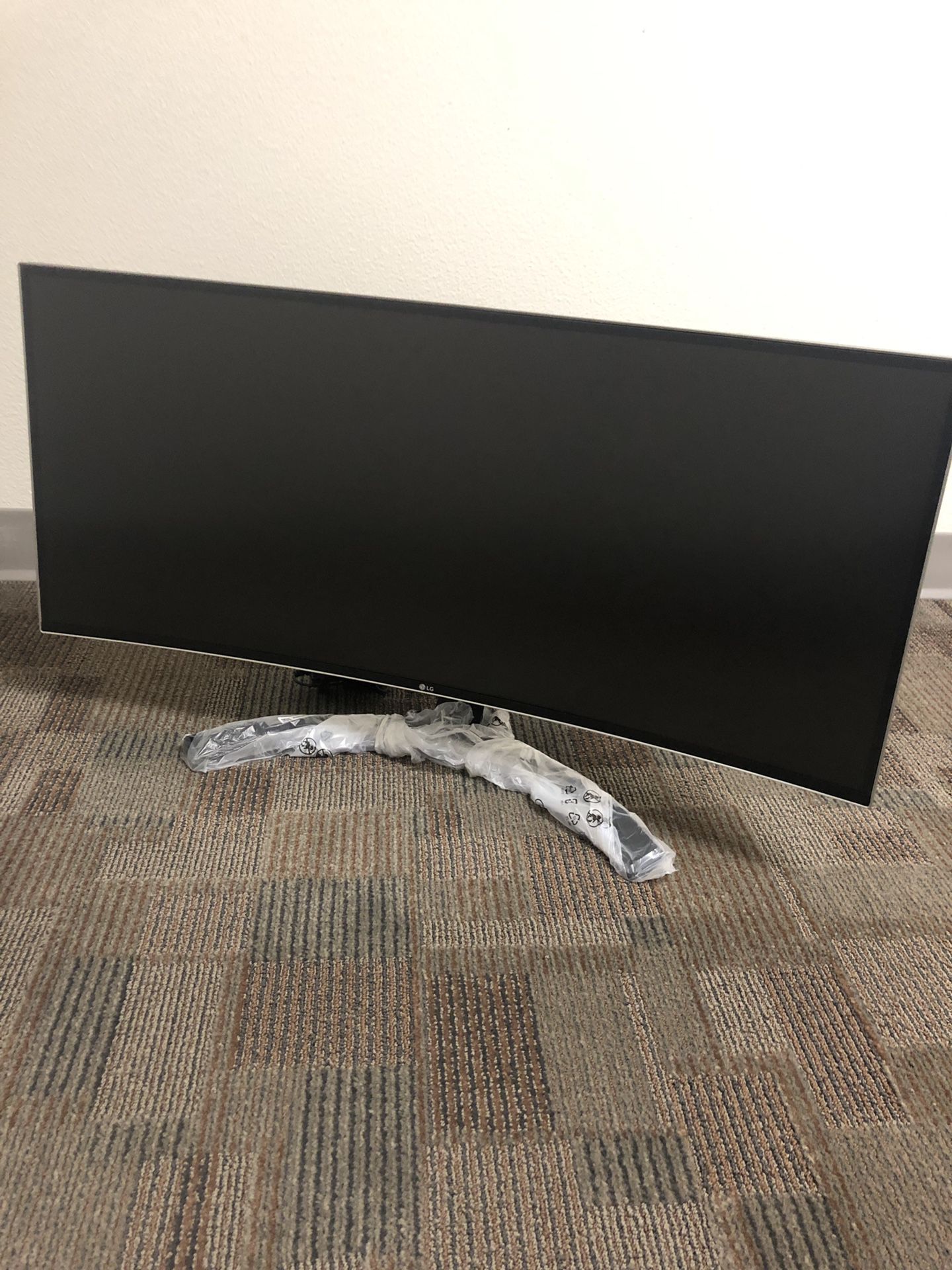 LG Monitor 34” Ultra-wide curved LED monitor