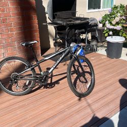 Trek Mt 200 Boys Bike 