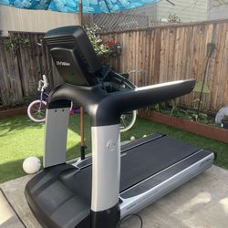 Life Fitness Treadmill Platinum Club Series 