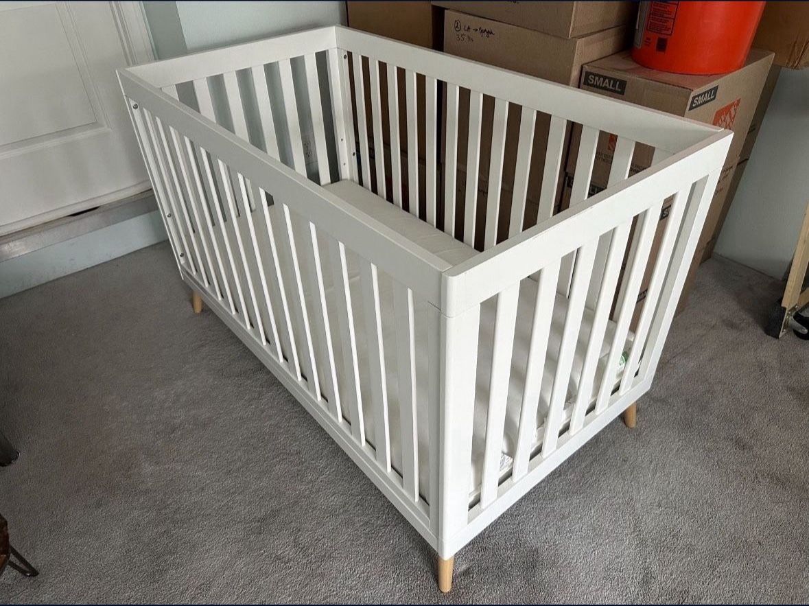 Baby Crib - Height adjustable (Delta) & And Standard Mattress