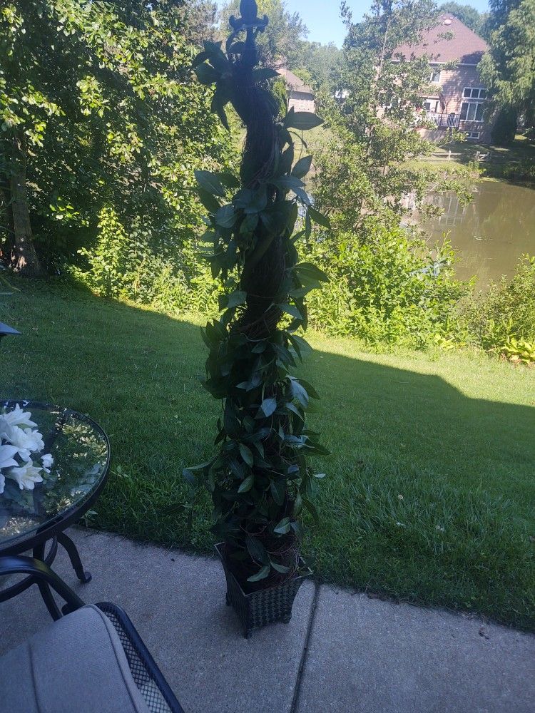 New Tall Spiral Topiary Patio Set And Baskets