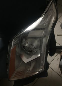 2011 Cadillac SRX drivers headlight