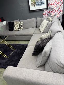Grey sectional couch 🛋️
