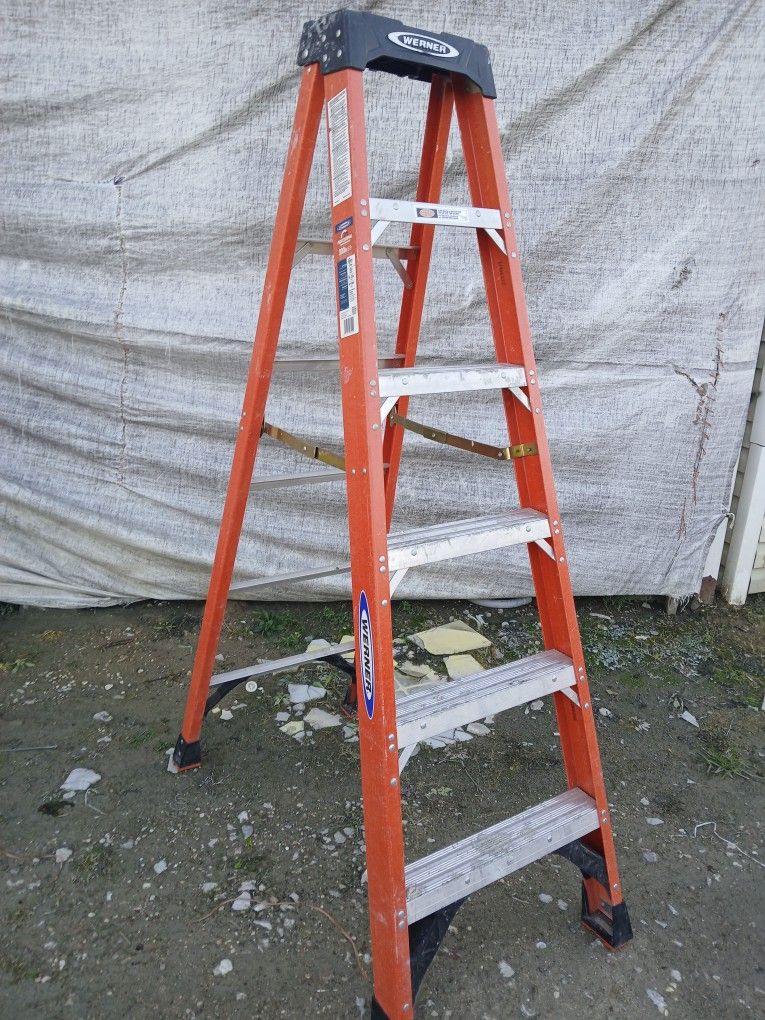 Werner NXT1A 6-ft ( 10-ft Reach Height ) Fiberglass Type 1A - 300 lbs. Load Capacity Step ladder, Item #97106 |, Model #NXT1A06