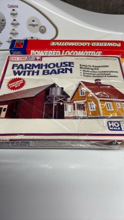 HO train farmhouse with barn and it lights up