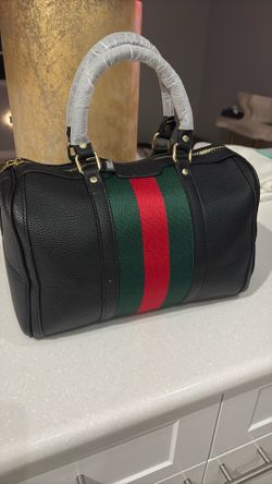 Cartera mk orijinal acompañada con su cosmetiquera. Y billetera    ,  y billetera