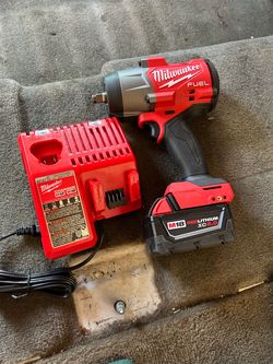 M18 FUEL 18V Lithium-lon Brushless Cordless 1/2 in. Impact it comes with battery and charger