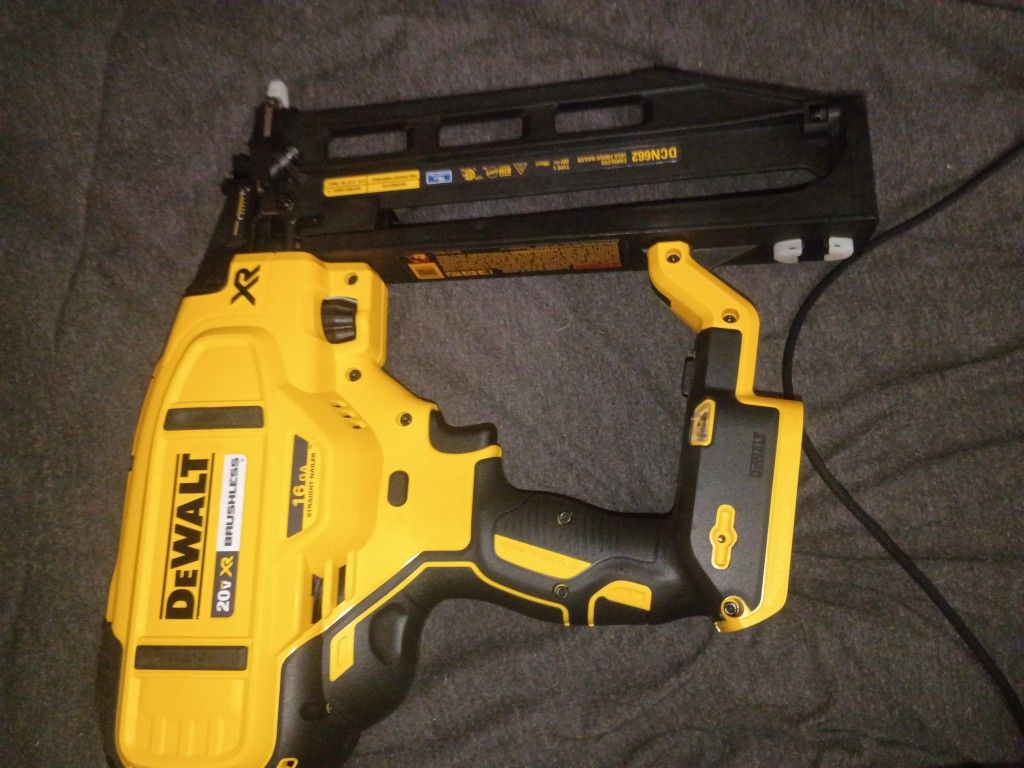 DeWalt Finish 16 Gage Straight Nail Gun