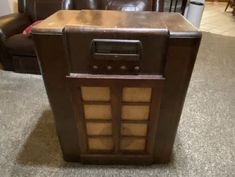 Antique Montgomery Ward Radio 