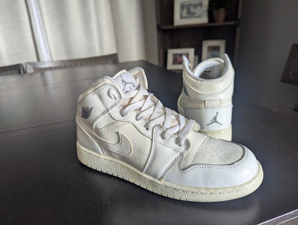 Nike Air Jordan 1.  Mid "Triple White" Size 7Y