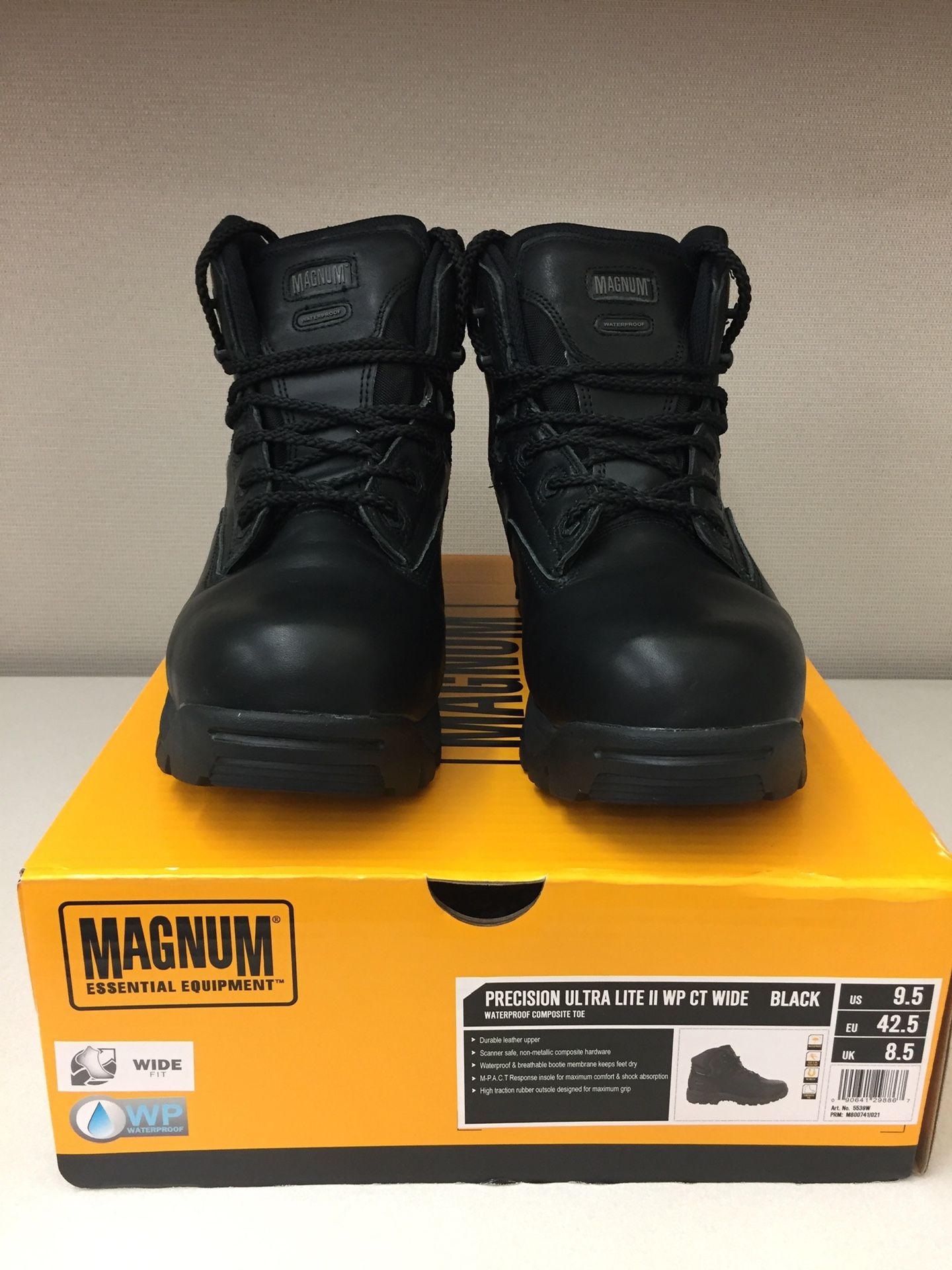 MAGNUM WORK BOOTS SIZE 9 WIDE