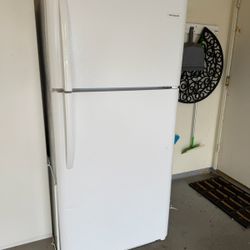Frigidaire Top Freezer  Refrigerator  18 Cuft