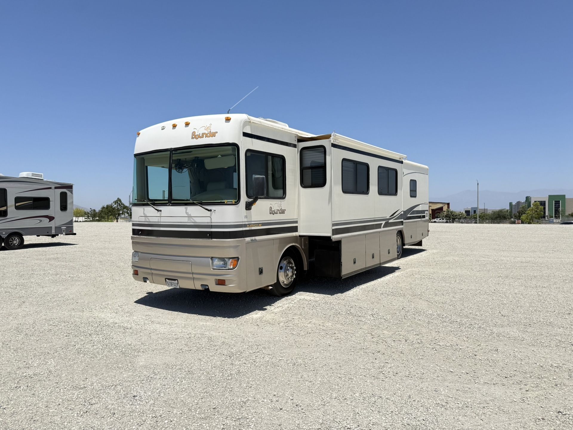 2002 Fleetwood Bounder 39ft 300hp 2 slides