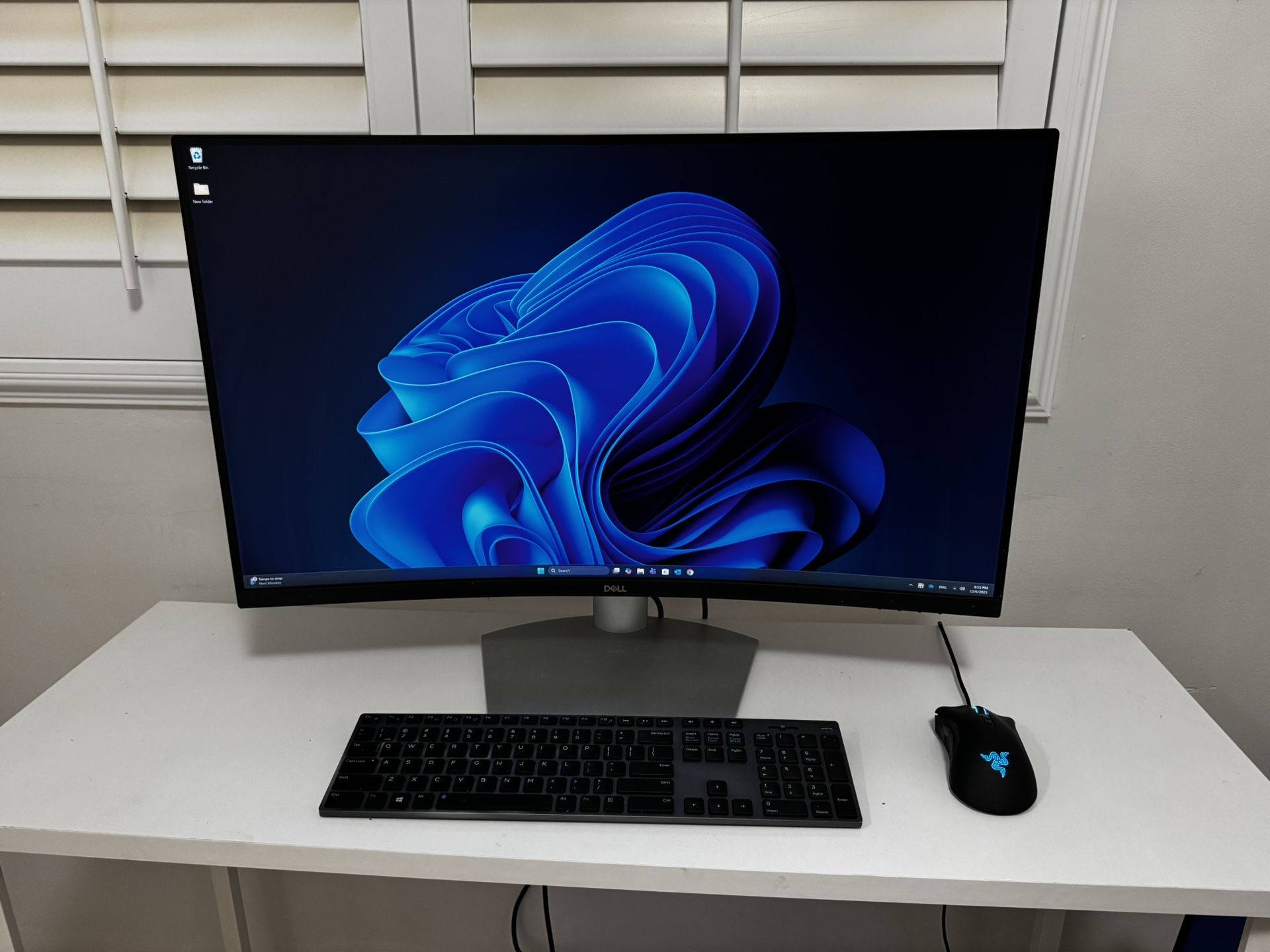 32‑inch Curved 4K UHD Monitor (set of 2 or separately)