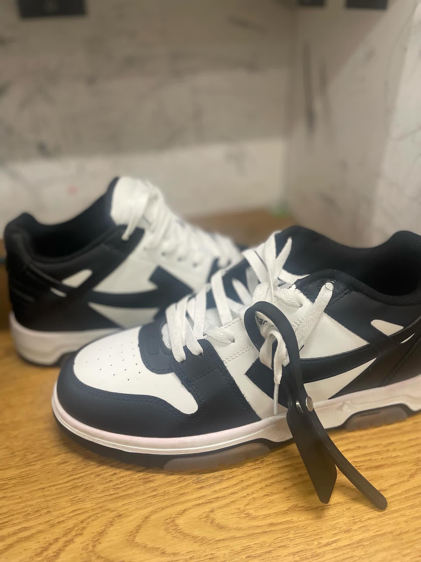 OFF-WHITE Out of Office OOO Low Tops (NO BOX AND LOST TAG)