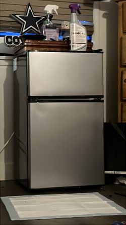 Mini fridge hardly used still brand new