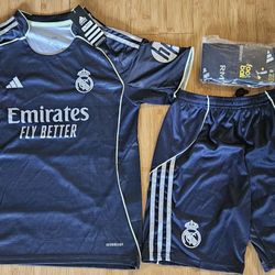 2025 real madrid Away kids size

Full kit

Comes with jersey, shorts and socks 

Size available:
#22 5/6 years old
#24 6/8 years old
#26 8/10 years ol