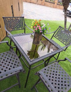 Patio table and 4 heavy-duty aluminum swivel stools/Outdoor Furniture/outside Barstools/Cash Only