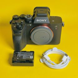 Sony A7R V 61MP Camera Body - Under 500 Shutter - Like New