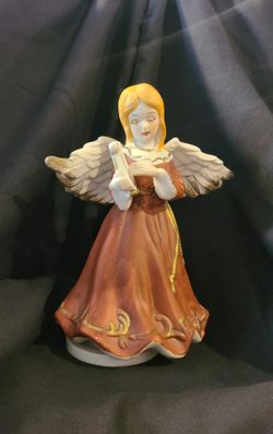 Beautiful Vintage Musical Angel. 7" tall. Plays Hark the Herald Angel's Sing. Box included.
P/U YUCAIPA