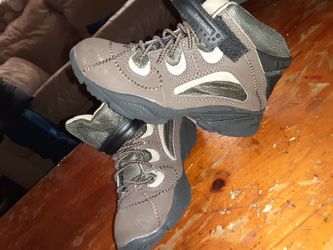 Hurry now for the low toddler size 9m boots in great shape