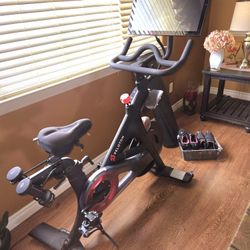  Peloton Exercise Bike With Accessories 