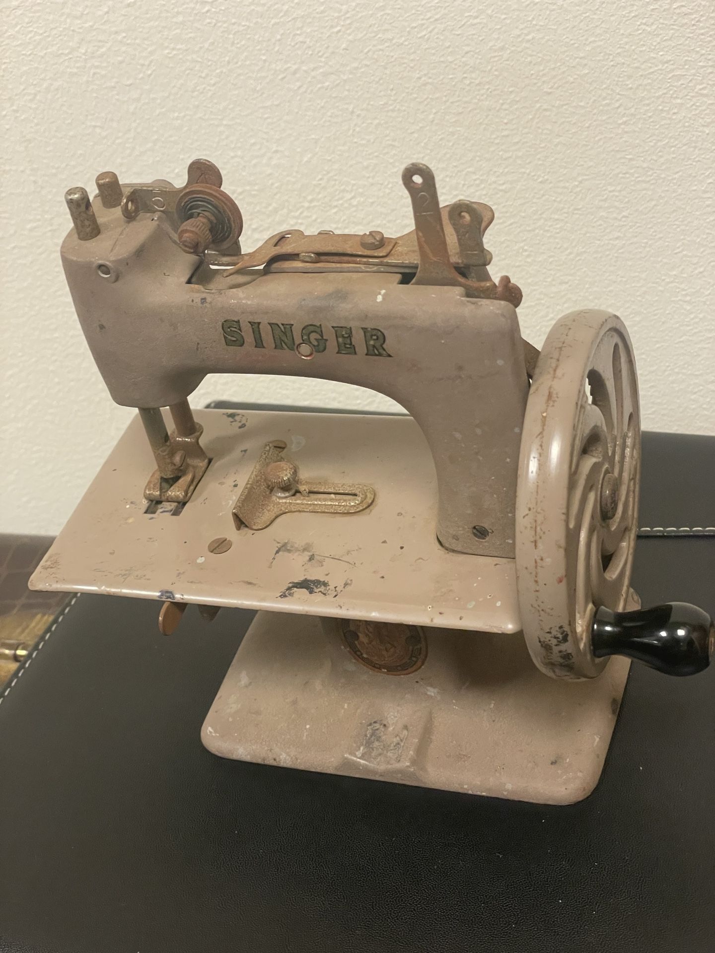 Miniature Sewing Machine - Vintage Singer Sewhandy 20 Child's Miniature Metal Toy Sewing Machine