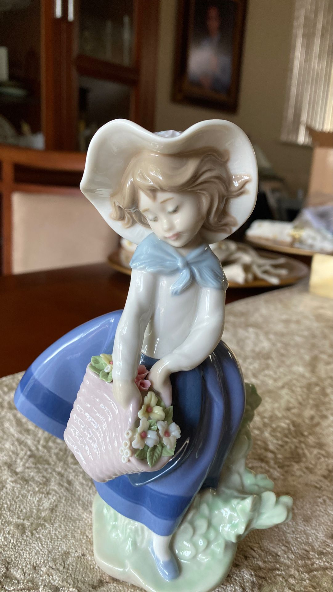 Lladro " PRETTY PICKINGS " Young Girl Holding Flowers Figurine #5222. Great Condition.