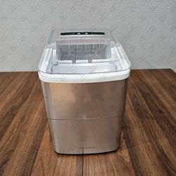 Insignia Ice Maker 9 cube Portable Silver