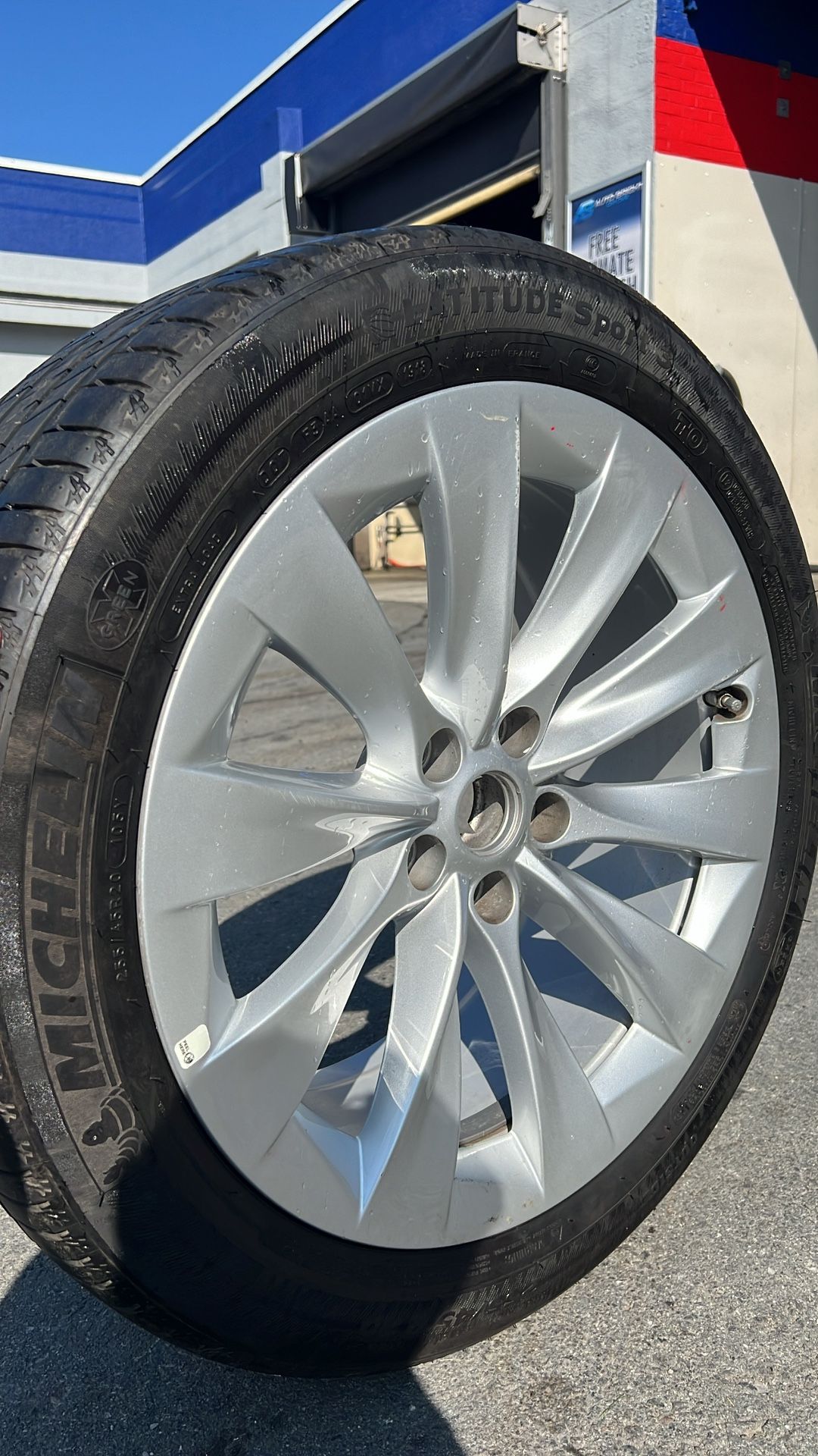 (1) 20 INCH TESLA MODEL X RIM & TIRE