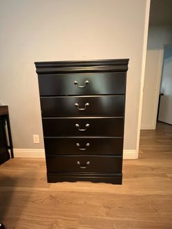 Black 5-Drawer Dresser – Good Condition, Spacious Storage