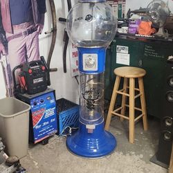 Large bubble gum machine with keys