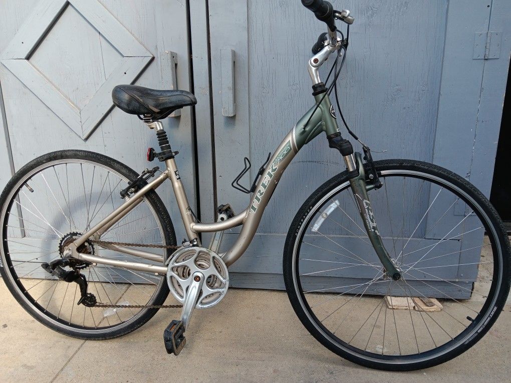 TREK. Hybrid. 700c Tires