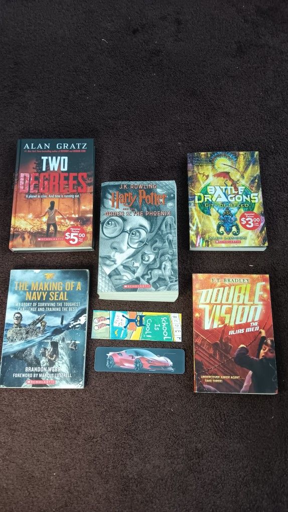 Book SET (w/ 2 Bookmarks) ๐๐ฝPRICE NEGOTIABLE ๐ฏ