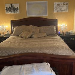 Wood King Bed With 2 Nightstands