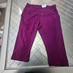 Woman purple Cropped Athletic Leggings