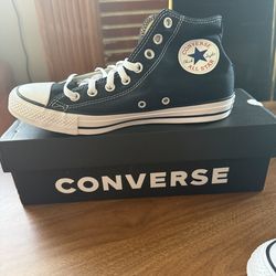 Black and white converse men size 7.5