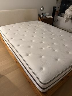 Queen mattress - 8" great condition