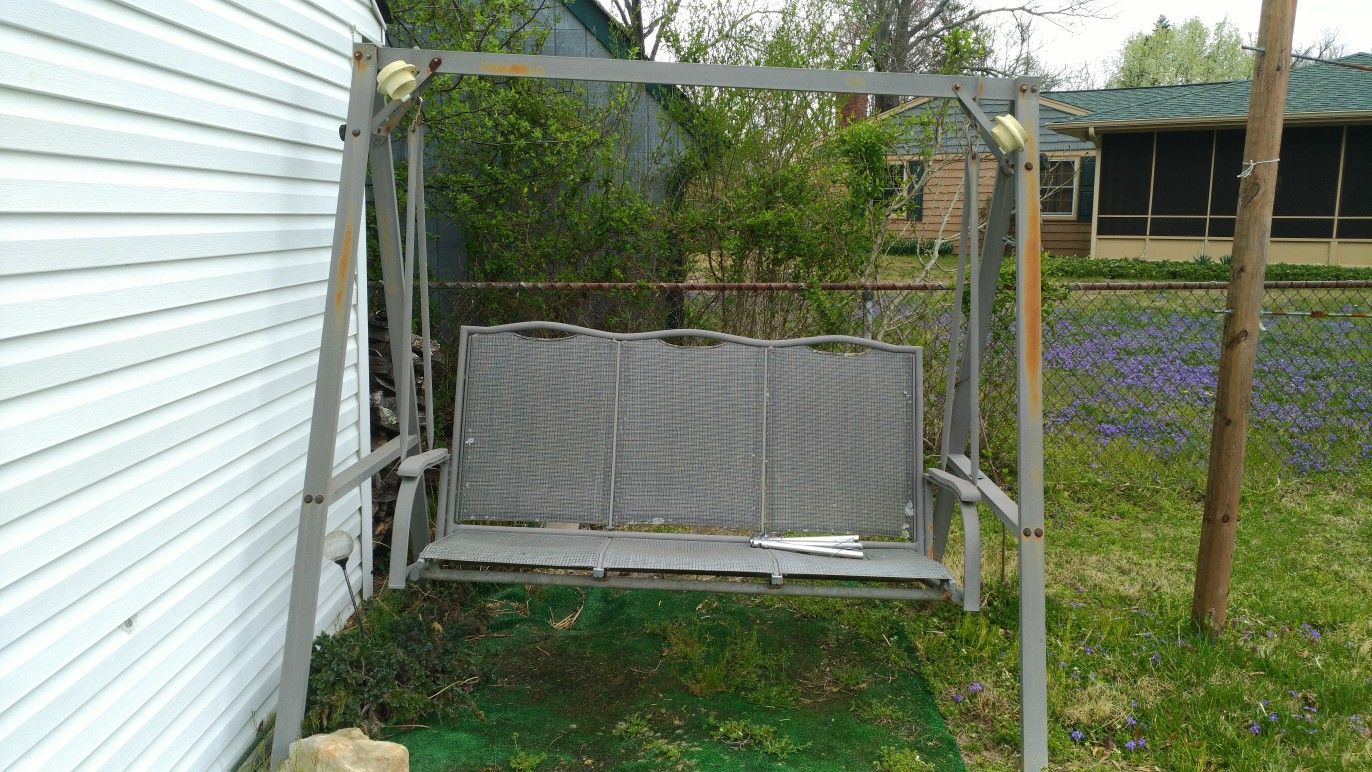 Classic Outdoor 3-Person Porch Swing