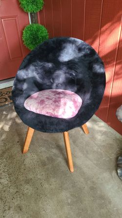 The chair can rotate from side to side.