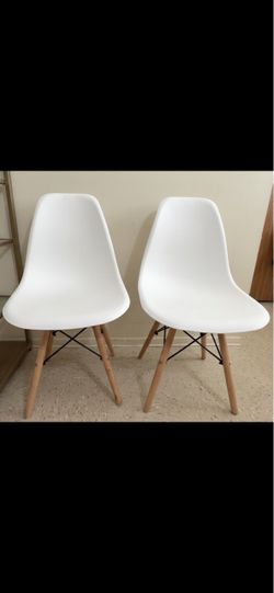 Set of 2 White Eames-Style Dining Chairs – Excellent Condition