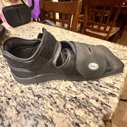 Darco Brand Medical Walking Boot, Size Medium Off Load Weight Boot, Black Velcro 