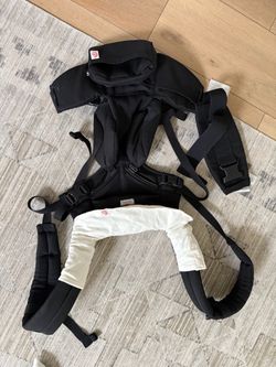 Ergo Omni Classic baby carrier and drool bib