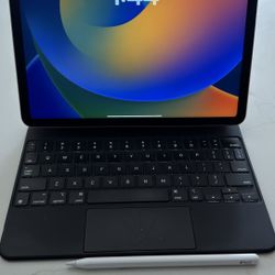 iPad Air 5th Gen  w/Apple Keyboard And Pencil