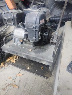 Plate compactor with wheels