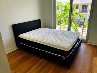 Camas modernas con el colchón incluído