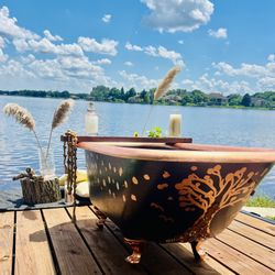 Artistic 1900 Cast Iron Claw Foot Tub ! One of a Kind -  (polk city)
