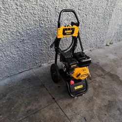 DEWALT 3400 PSI 2.5 GPM Gas Cold Water Pressure Washer with DeWalt 210 Engine 
