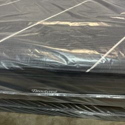 King Size Beautyrest Black Open Box Floor Model$799